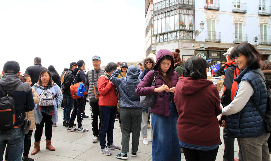 Fotos: Los turistas llenan Segovia en Semana Santa