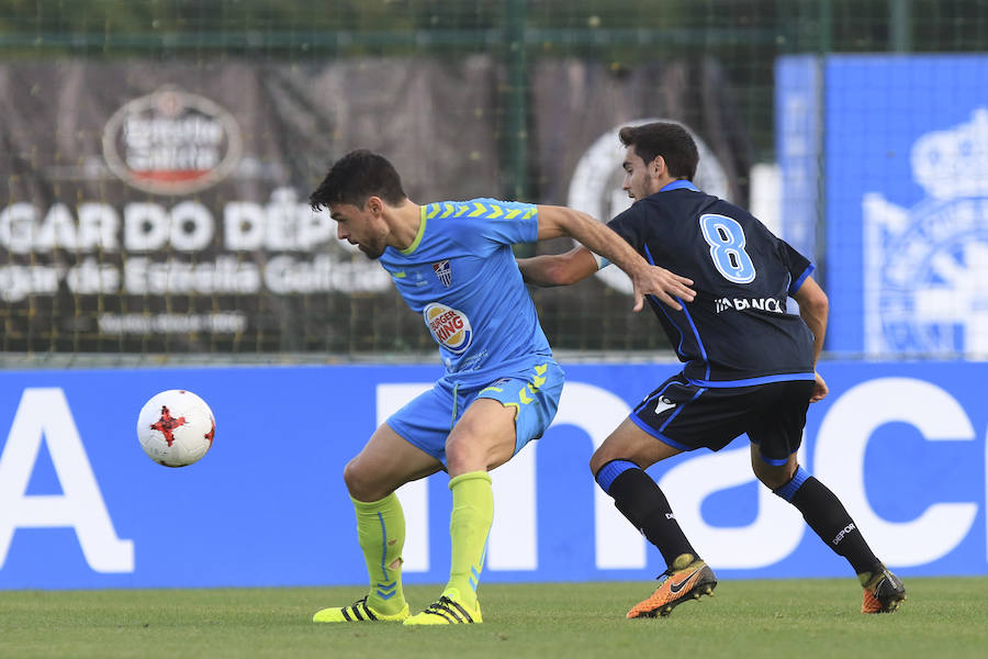 Domingo protege el esférico ante un jugador del Deportivo Fabril.