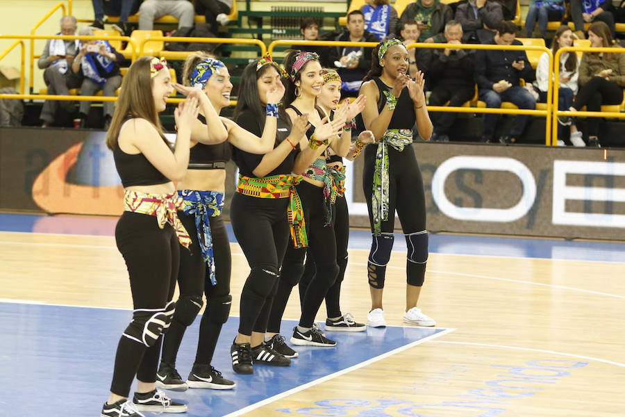 Fotos: Las Bora Mecan Crew animan en el pabellón de Wúrzburg en el partido de Avenida