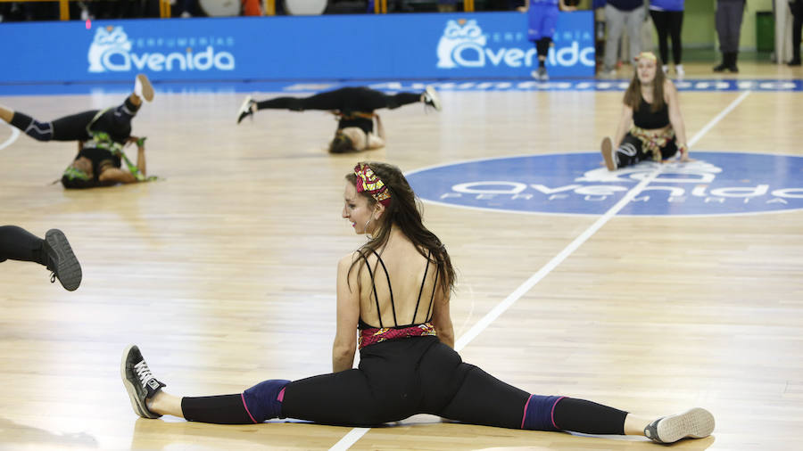 Fotos: Las Bora Mecan Crew animan en el pabellón de Wúrzburg en el partido de Avenida