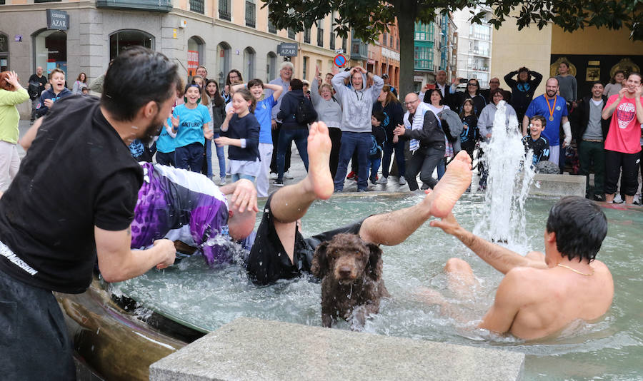 Fotos: El CPLV celebra su Copa del Rey en la fuente de la Plaza de la Rinconada