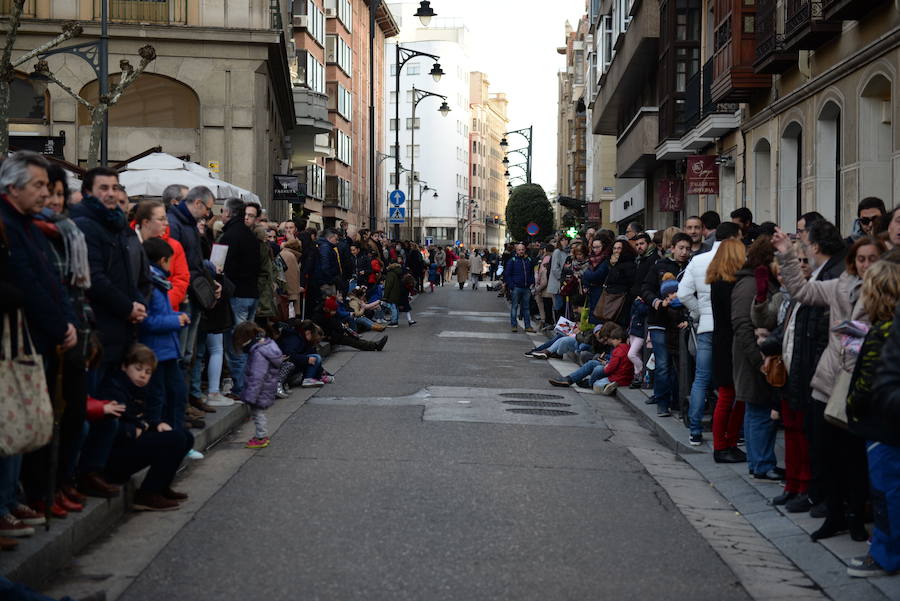 Centenares de personas acompañaron durante la tarde de ayer al Cristo fallecido en la tradicional procesión de la Cofradía del Santo Entierro. Lo hicieron durante su marcha desde la céntrica iglesia Conventual del Real Monasterio de San Joaquín y Santa Ana. 