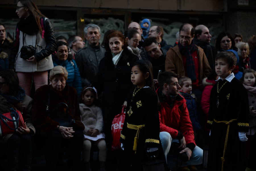 Centenares de personas acompañaron durante la tarde de ayer al Cristo fallecido en la tradicional procesión de la Cofradía del Santo Entierro. Lo hicieron durante su marcha desde la céntrica iglesia Conventual del Real Monasterio de San Joaquín y Santa Ana. 