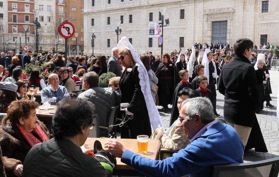 Con la homolía que ha oficiado el arzobispo de Valladolid, Ricardo Blázquez en la catedral y la procesión del Encuantro se pone punto y final a la Pasión vallisoletana, que este año se ha visto marcada por la suspensión de la Procesión General del Viernes Santo. 