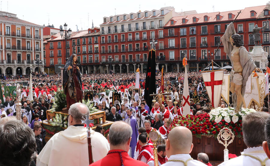 Con la homolía que ha oficiado el arzobispo de Valladolid, Ricardo Blázquez en la catedral y la procesión del Encuantro se pone punto y final a la Pasión vallisoletana, que este año se ha visto marcada por la suspensión de la Procesión General del Viernes Santo. 