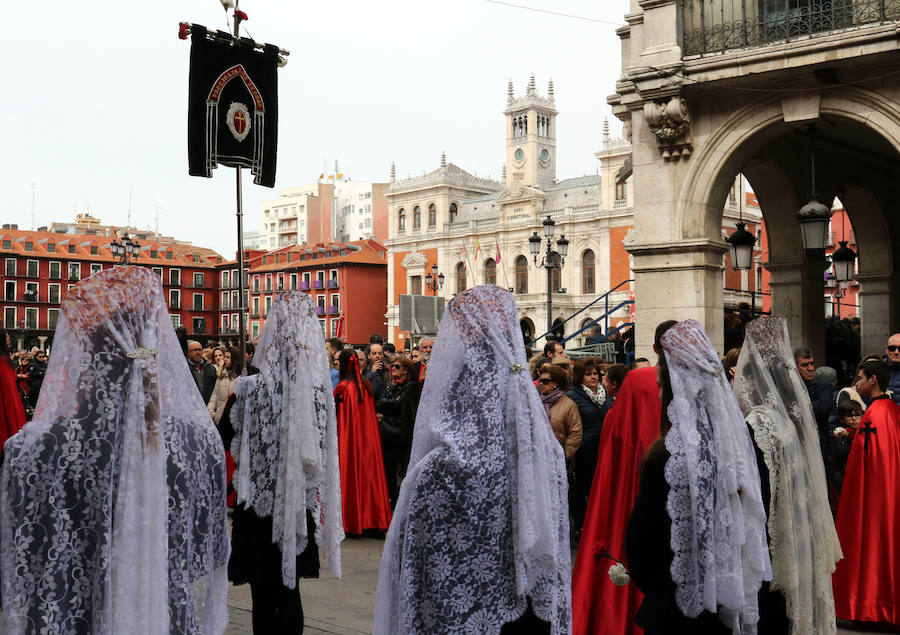 Con la homolía que ha oficiado el arzobispo de Valladolid, Ricardo Blázquez en la catedral y la procesión del Encuantro se pone punto y final a la Pasión vallisoletana, que este año se ha visto marcada por la suspensión de la Procesión General del Viernes Santo. 