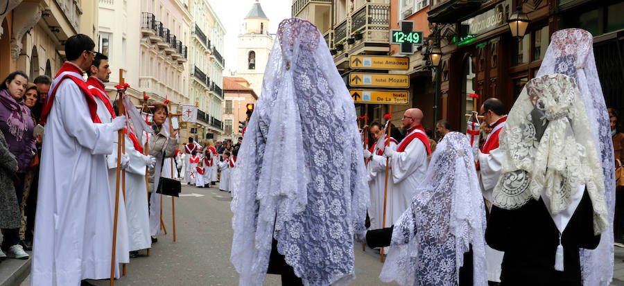 Con la homolía que ha oficiado el arzobispo de Valladolid, Ricardo Blázquez en la catedral y la procesión del Encuantro se pone punto y final a la Pasión vallisoletana, que este año se ha visto marcada por la suspensión de la Procesión General del Viernes Santo. 