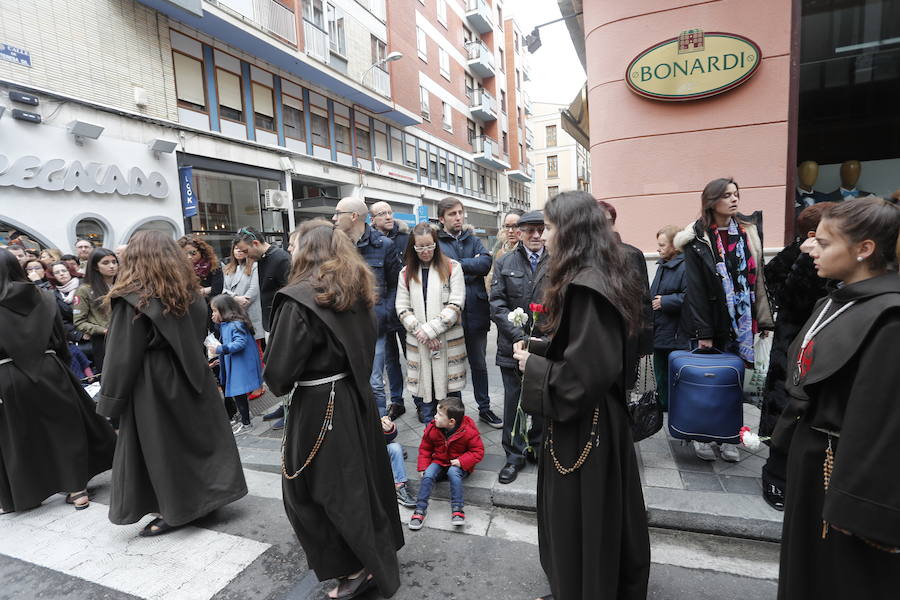 Fotos: Si has estado en la procesión del Encuentro del Domingo Resurrección, búsquese entre el público