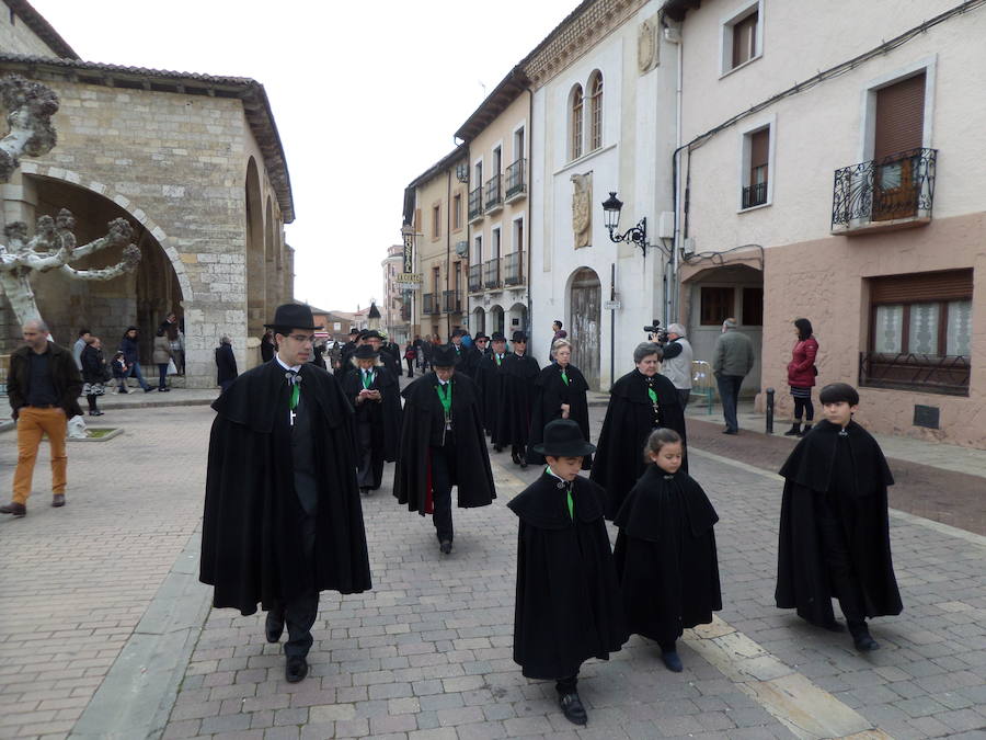 Fotos: Jesús y María se encuentran en la Plaza Mayor de Carrión