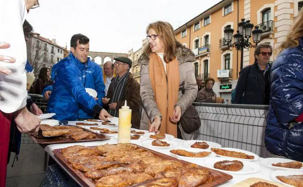Reparto de torrijas por los voluntarios de Autismo Segovia.