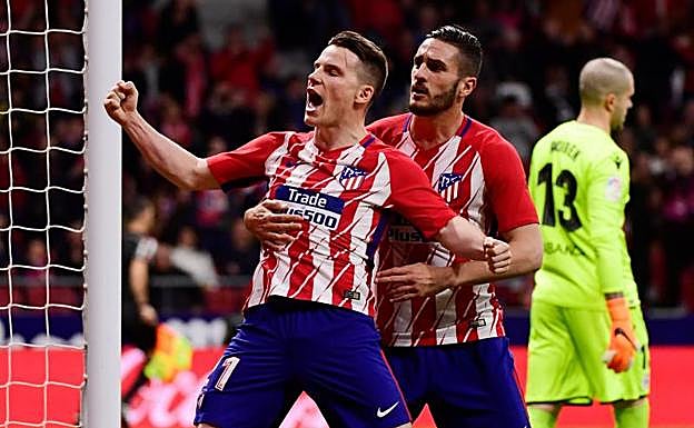 Gameiro festeja con Koke el tanto que le dio la victoria al Atlético. 