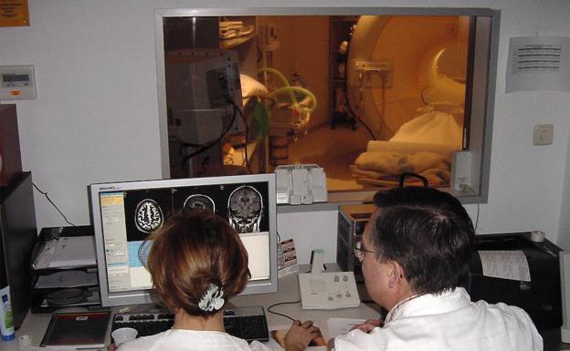 Dos sanitarios en el servicio de Radiodiagnóstico del Hospital General de Segovia analizan una resonancia magnética. 