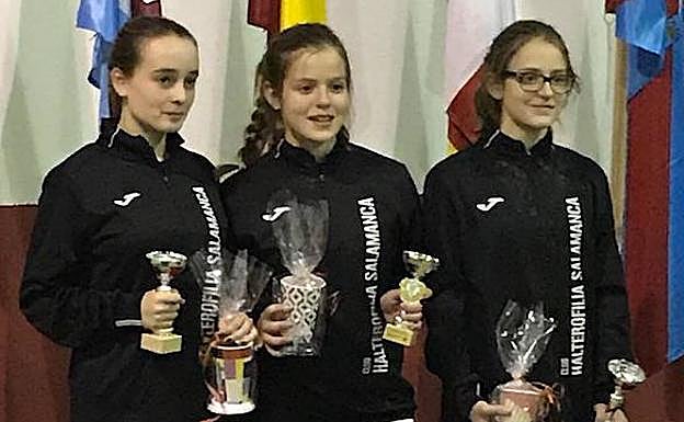 Las tres representantes del Club Halterofilia Salamanca que acudirán al Nacional. 