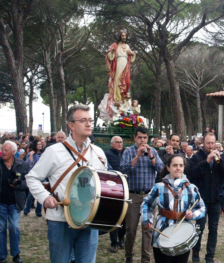 La imagen del Cristo fue procesionada a hombros durante casi dos horas por el pinar más próximo al río Pirón