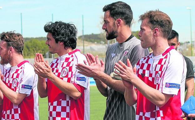 Charly, primero por la derecha, aplaude en la final de la Copa de Regiones UEFA.