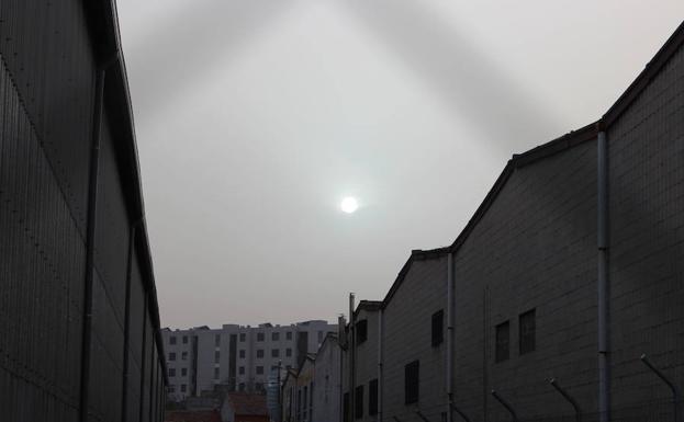 El sol, empañado por el polvo en suspensión sobre Valladolid.