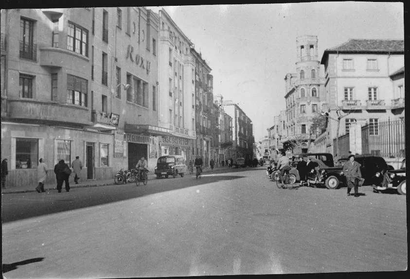 Calle María de Molina. A la izquierda se observa el cine Roxy.