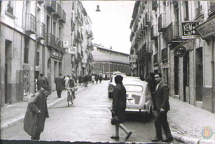 Peatones y ciclistas, por la calle Conde Ansúrez en Valladolid en los años 70.