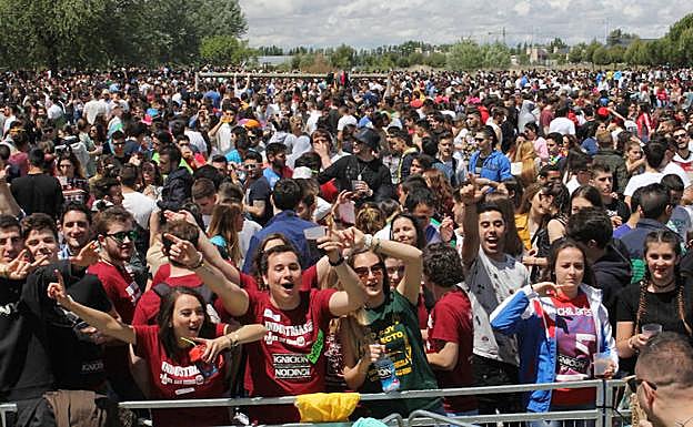 Miles de jóvenes disfrutan de la fiesta de la pasada edición, que estuvo marcada por la lluvia.