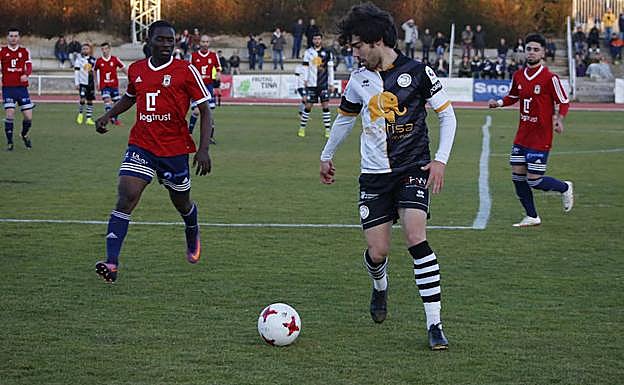 Javi Navas se dispone a encarar a un rival. 