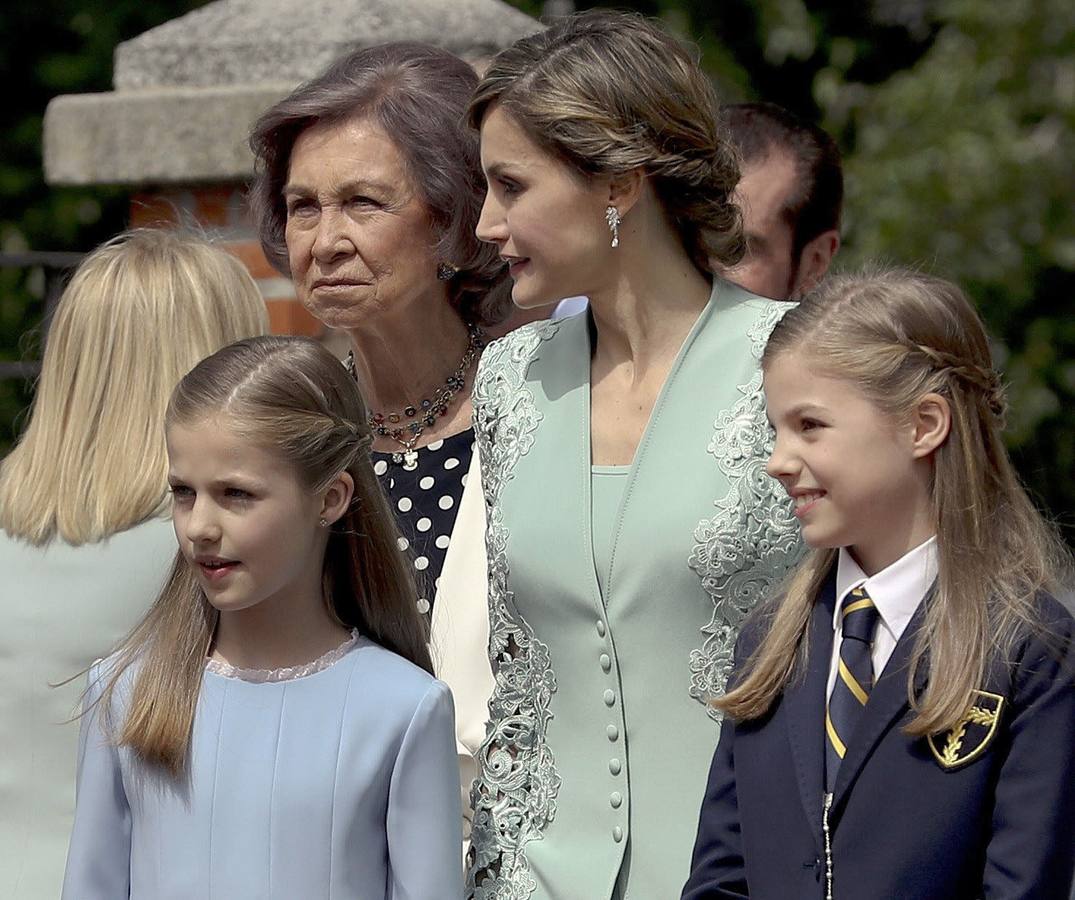 17.05.17 La infanta Sofía, junto a su madre la reina Letizia, su hermana, la Princesa Leonor y doña Sofía, a su llegada hoy a la parroquia de la Asunción de Nuestra Señora, en el barrio madrileño de Aravaca, para tomar la primera comunión en una ceremonia colectiva junto a sus compañeros de curso en el colegio Santa María de los Rosales.