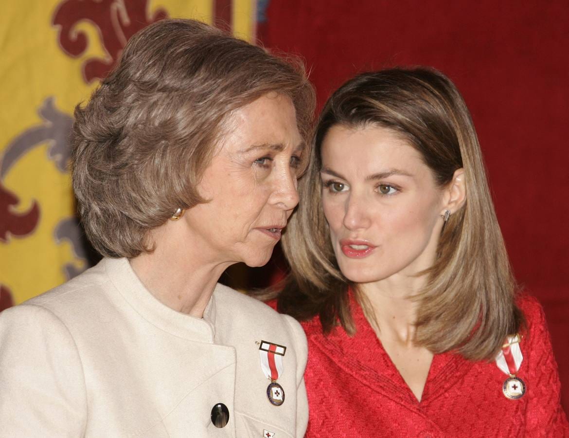 26.10.04 Presidiendo la mesa de la Cruz Roja instalada en el Congreso de los Diputados el Día de la Banderita.