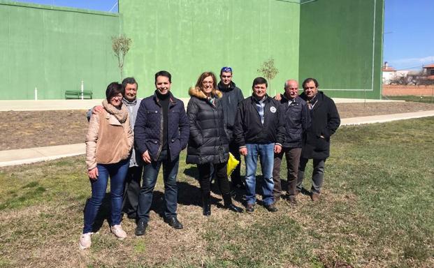 Ángeles Armisén, en el centtro, en la visita a Villamoronta.