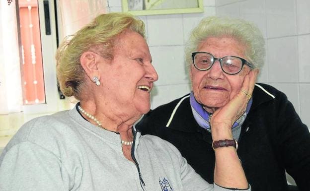 Teodula Pilar posa con Cecilia, una de sus hijas, durante su 109 cumpleaños.