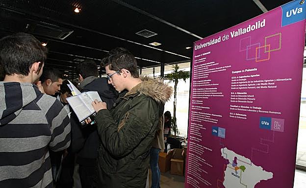 Estudiantes de Bachillerato repasan la oferta académica de la UVA en Unitour. 
