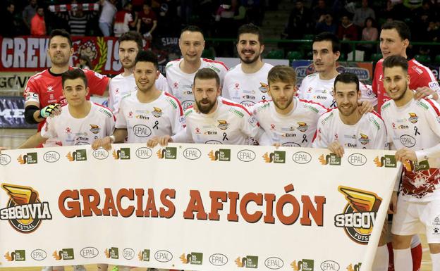 Los jugadores del Naturpellet, con una pancarta en la que agradecen el apoyo de la afición.