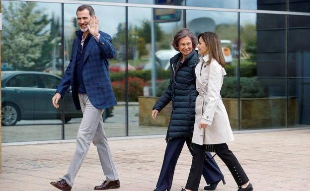 Los Reyes y doña Sofía llegan juntos al hospital para ver a don Juan Carlos.