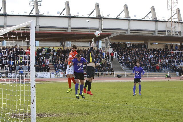 El equipo salmantino ha logrado un importante triunfo en su aspiración de proclamarse campeón del grupo VIII de Tercera, al derrotar a la Bañeza, que se adelantó en el marcador.