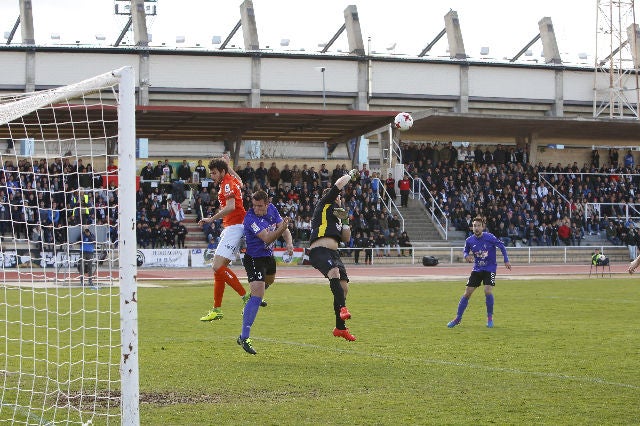 El equipo salmantino ha logrado un importante triunfo en su aspiración de proclamarse campeón del grupo VIII de Tercera, al derrotar a la Bañeza, que se adelantó en el marcador.