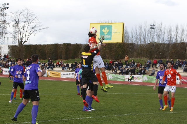 El equipo salmantino ha logrado un importante triunfo en su aspiración de proclamarse campeón del grupo VIII de Tercera, al derrotar a la Bañeza, que se adelantó en el marcador.