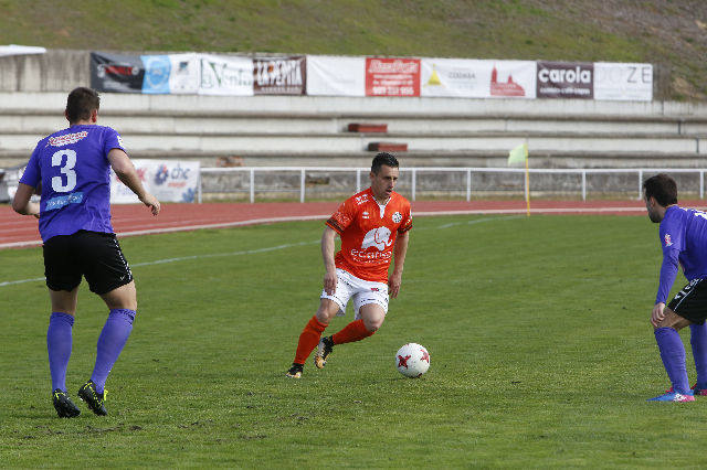 El equipo salmantino ha logrado un importante triunfo en su aspiración de proclamarse campeón del grupo VIII de Tercera, al derrotar a la Bañeza, que se adelantó en el marcador.