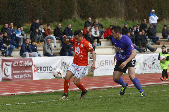 El equipo salmantino ha logrado un importante triunfo en su aspiración de proclamarse campeón del grupo VIII de Tercera, al derrotar a la Bañeza, que se adelantó en el marcador.