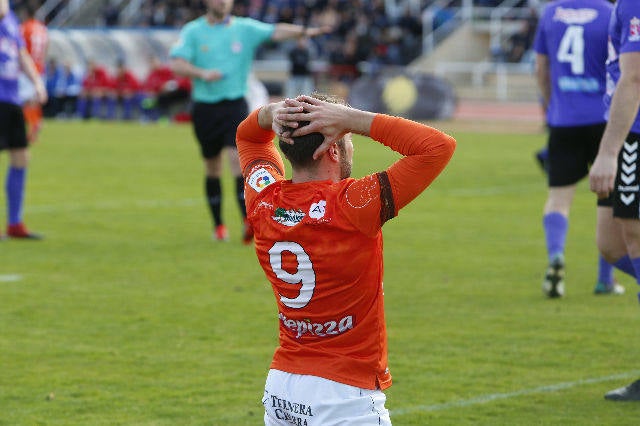 El equipo salmantino ha logrado un importante triunfo en su aspiración de proclamarse campeón del grupo VIII de Tercera, al derrotar a la Bañeza, que se adelantó en el marcador.