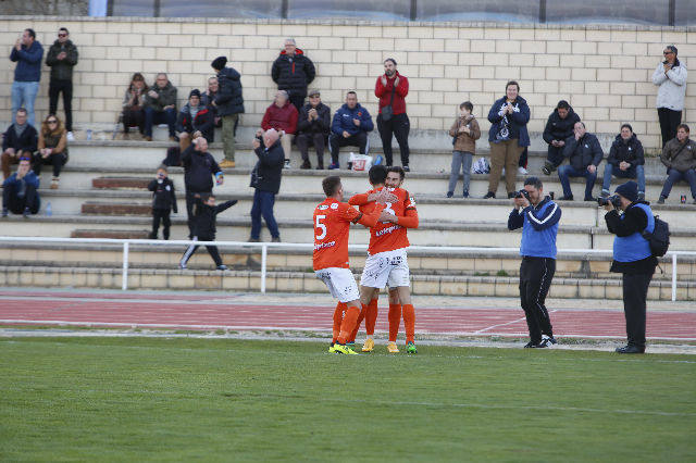 El equipo salmantino ha logrado un importante triunfo en su aspiración de proclamarse campeón del grupo VIII de Tercera, al derrotar a la Bañeza, que se adelantó en el marcador.