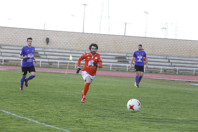 El equipo salmantino ha logrado un importante triunfo en su aspiración de proclamarse campeón del grupo VIII de Tercera, al derrotar a la Bañeza, que se adelantó en el marcador.