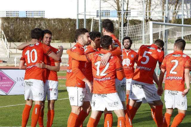 El equipo salmantino ha logrado un importante triunfo en su aspiración de proclamarse campeón del grupo VIII de Tercera, al derrotar a la Bañeza, que se adelantó en el marcador.