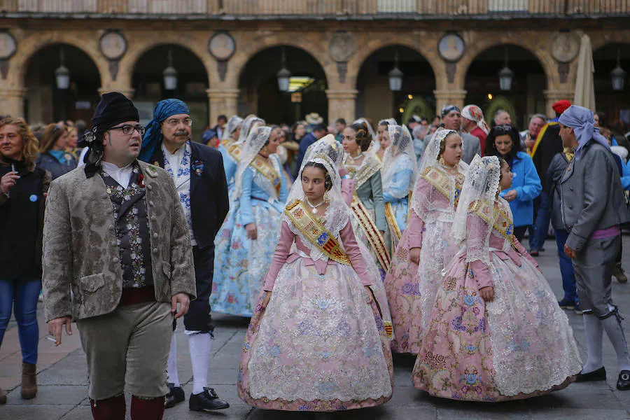 Más de 2.000 valencianos han cruzado media España para acercar a Salamanca sus fiestas más internacionales.