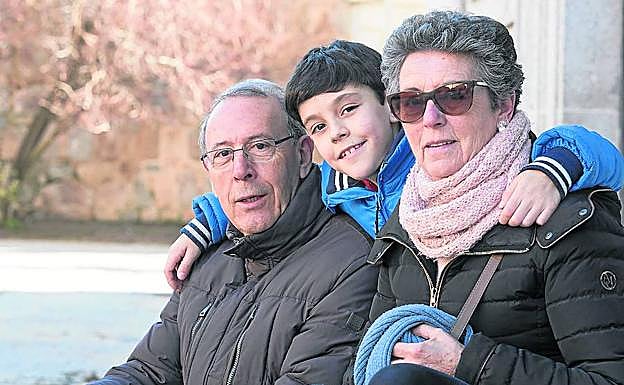 Juan José Castell y María Teresa Calvo, con su nieto Miguel.
