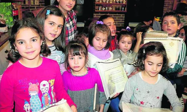 Niñas participantes en los concursos de la cofradía del Nazareno de Baltanás.