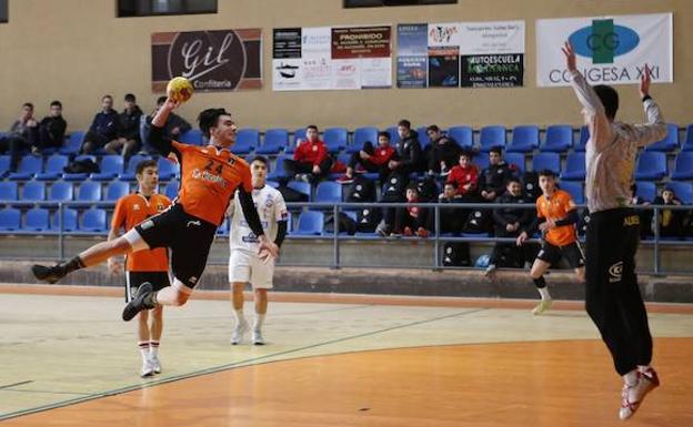 Marcos González lanza a portería ante el meta del Ademar B.