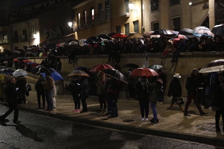 La amenaza de la lluvia no impidió que los ninots fueran devorados por las llamas, poniendo el colofón nocturno a la celebración de las Fallas que, en versión salmantina, se celebró durante el fin de semana a orillas del Tormes.