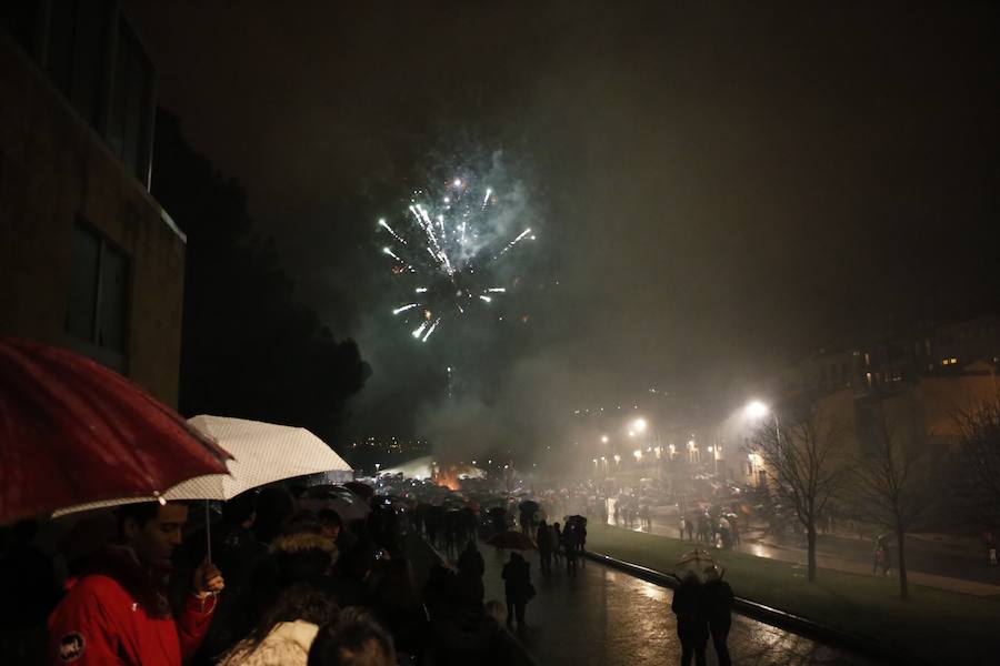 La amenaza de la lluvia no impidió que los ninots fueran devorados por las llamas, poniendo el colofón nocturno a la celebración de las Fallas que, en versión salmantina, se celebró durante el fin de semana a orillas del Tormes.