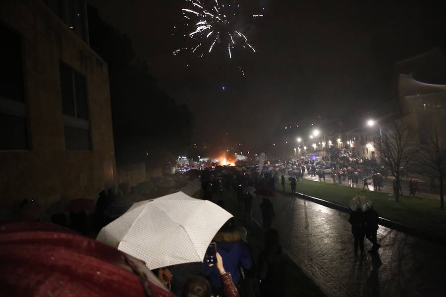 La amenaza de la lluvia no impidió que los ninots fueran devorados por las llamas, poniendo el colofón nocturno a la celebración de las Fallas que, en versión salmantina, se celebró durante el fin de semana a orillas del Tormes.