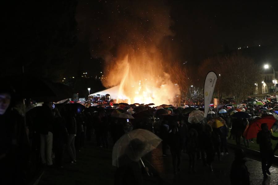 La amenaza de la lluvia no impidió que los ninots fueran devorados por las llamas, poniendo el colofón nocturno a la celebración de las Fallas que, en versión salmantina, se celebró durante el fin de semana a orillas del Tormes.