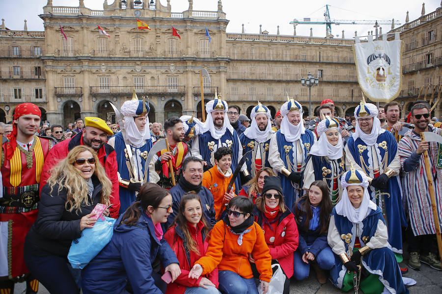 La amenaza de la lluvia no impidió que los ninots fueran devorados por las llamas, poniendo el colofón nocturno a la celebración de las Fallas que, en versión salmantina, se celebró durante el fin de semana a orillas del Tormes.