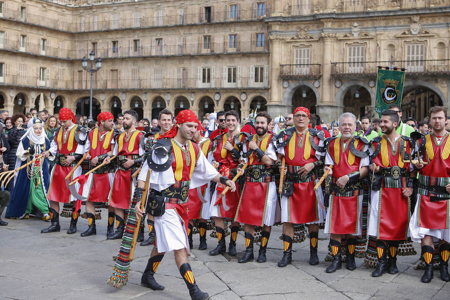 La amenaza de la lluvia no impidió que los ninots fueran devorados por las llamas, poniendo el colofón nocturno a la celebración de las Fallas que, en versión salmantina, se celebró durante el fin de semana a orillas del Tormes.